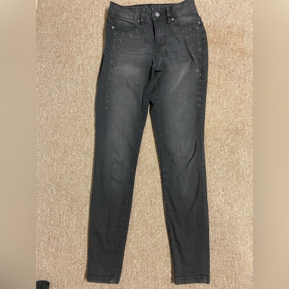 cred Denim - Chic Black Skinny Jeans with Eyelet Details